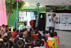 ジカ熱感染予防の認知向上を目的としたピエロの寸劇