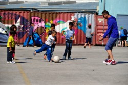 ピレウス港でユニセフが支援するNGOのスタッフと遊ぶ難民・移民の子どもたち（2016年5月撮影）　※本文との直接の関係はありません。