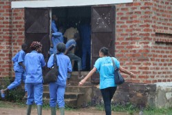 雨の中修了式のためにセンターに集まる生徒たち