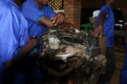 メカニック課程を受ける生徒たち