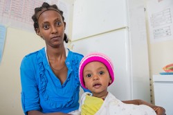 ティグレ州の病院で生後9カ月の息子のはしかの予防接種を待っている母親セバさん。
