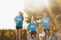 チームユニセフのTシャツを着て体を動かす人々