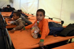 イドメニの難民・移民のための一時受け入れセンターで休息をとる子どもたち。（2016年2月撮影）