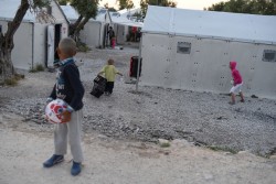 ギリシャのレスボス島の一時受け入れセンターで遊ぶ、難民・移民の子どもたち（2016年5月撮影）