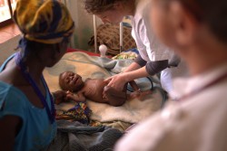 保健センターで保健員の診察を受けるツハフェニくん。