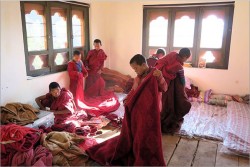 パガール修道院の修行僧たちの一日は朝5時に始まる。朝の学習時間後の休憩時間に部屋の掃除をしているところ。