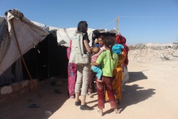 アレッポ市西部のマジバル地域で、テントで暮らす避難民に聞き取り調査を行うユニセフの保健・栄養担当スタッフ。（2016年9月13日撮影）