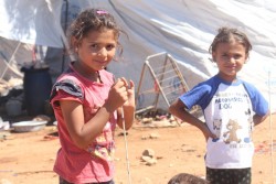 アレッポ市西部の道路沿いにテントで暮らす子どもたち。（2016年9月13日撮影）