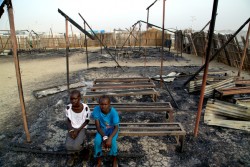 南スーダンのマラカル市民保護区で、焼失した学校の教室に座る子どもたち。（2016年3月3日撮影）※本文との直接の関係はありません。