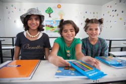 サラさん（左）と妹のシャムさん（中央）とサラームさん（右）。彼女たちの姉のイスラさんとモエナさんが教えるスカラマンガス難民キャンプの学校の教室で。授業は1日40分だけ。