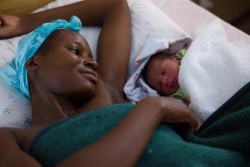 新生児と共にクリニックの産科で回復を待つ母親。（ボツワナ・シャカウェ　2010年11月撮影）