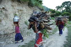 サルちゃん（7歳）が、家族のための水を汲み家に運んでいる。（ネパール・アチャム郡　2016年6月23日撮影）