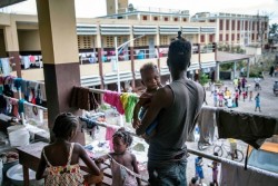 家を失った数百人の人々が一時的に避難しているレカイの高校校舎。ユニセフは校内に水タンクを設置（ハイチ・レカイ　2016年10月9日撮影）