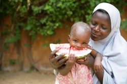 ニジェール首都ニアメでスイカを食べる子ども（2010年9月撮影）