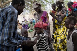南スーダンの食糧配給施設で麻疹の予防接種を受ける男の子。