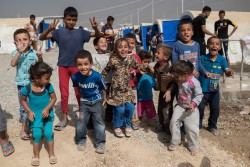 イラクのデバガ避難民キャンプで遊ぶ子どもたち