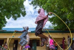 縄跳びで遊ぶナイジェリアの子どもたち