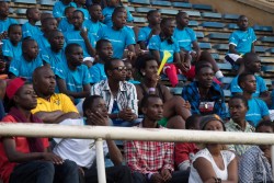ウガンダで行われたFCバルセロナレジェンドの試合を観戦する人たち（2015年12月）。