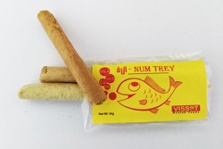 魚を材料にした栄養補助食「Num Trey」。子どもの好みに合わせた味とパッケージの改良を重ねたことで、家族にも広く受け入れられるようになった。