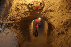 地下の遊び場へと続くトンネルを歩く男の子。（2016年9月17日撮影）