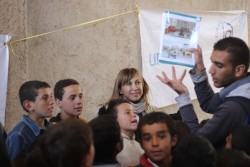 ジブリーン市にある避難シェルターで、ボランティアによる地雷についての講習を見学する、ユニセフ・シリア代表のハナア・シンガー。（2016年12月3日撮影）