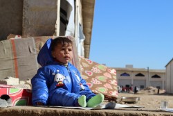 東部アレッポから逃れ、シェルターに身を寄せる1歳の女の子。