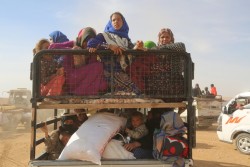 IS(イスラミックステート／「イスラム国」)支配地域から逃れてきた人々（2016年11月9日撮影）