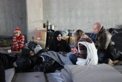 シリアのジブリーンにある大きな倉庫の中に身を寄せている家族。