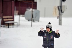 冷たくなった手を見せるシリア難民の男の子。