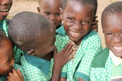 学校の制服を着たガンビアの子どもたち。