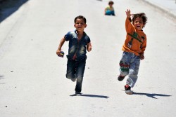 レスボス島にある保健センターで遊ぶ難民の子どもたち（2016年5月撮影）