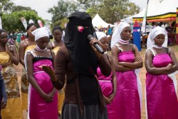 ウガンダで自らの経験を語るFGM/C被害者の女性。