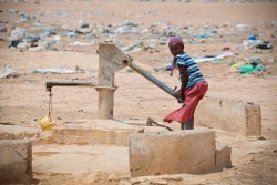 ソマリアの村の学校の前に集まる子どもたち（2015年8月撮影）