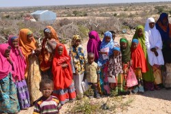 ソマリアの村の学校の前に集まる子どもたち（2015年8月撮影）