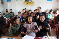 アレッポ東部の学校に通う子どもたちと話すユニセフ中東・北アフリカ地域事務所代表ヘルト・ カッペラエレ（2017年3月14日撮影）
