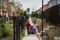壊れたスーツケースで遊ぶ難民の子どもたち（イタリア・シチリア）2016年5月撮影