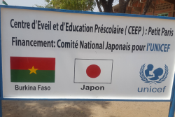 日本の皆さまからのご支援で建設された幼稚園であることを示す看板が設置されました。