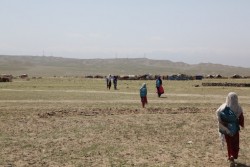 授業が終わって帰路につく子どもたち。パキスタンから帰還したアフガニスタンの人々が暮らすガンベリ帰還民居住地域の家族のもとへ歩いて戻る。