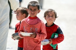 ラッカから50kmに位置する仮設キャンプに、3日前に到着したばかりの男の子(2017年6月3日撮影)