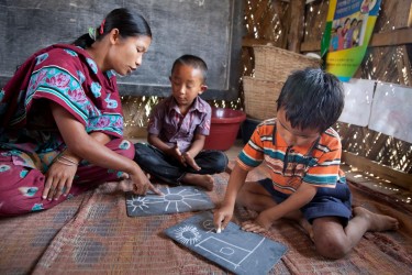 授業で絵を描く子どもたち（バングラデシュ）2015年3月撮影