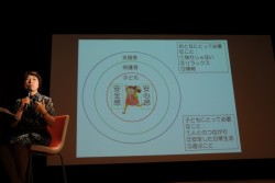 本田氏によるトークショー。「災害時には子どもが周りの人々とつながり、安心して日常生活を繰り返せることが大切」という。