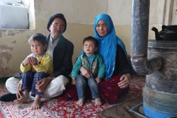 移動保健チームが村を訪ねるようになってから、母親と子どもの死亡数が減少したと話す家族（アフガニスタン）2016年2月撮影