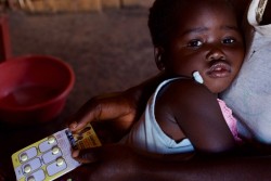 マラリアの治療を受ける2歳の女の子（マラウイ）2017年5月30日撮影