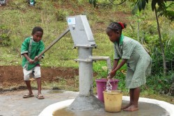 これまでのご支援によって、45ヶ所の井戸や給水施設、そして学校に142基のトイレがつくられました。