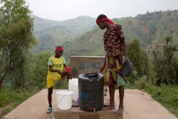 ユニセフが設置支援した給水所で水を飲む子どもたち(2016年2月撮影)