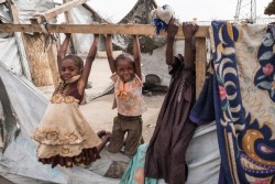 チャドの国内避難民キャンプで遊ぶ子どもたち (2017年4月23日撮影)