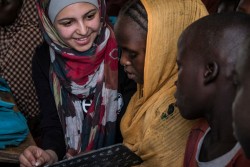 チャドの国内避難民キャンプで遊ぶ子どもたち (2017年4月23日撮影)