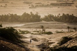 インフラ設備の整っていない道。