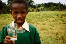 世界ではいまだ約21億人の人々が安全に管理された飲み水を手に入れることができません。