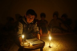 ガザでは、100万人の子どもたちが、1日に最大20時間の電気のない生活を続けている。